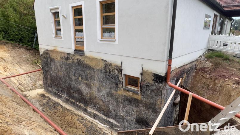 Die vom Starkregen beschädigte Westwand des Kindergartens wird jetzt mit einer Betonwand saniert und dann aufgefüllt. Bild: ge