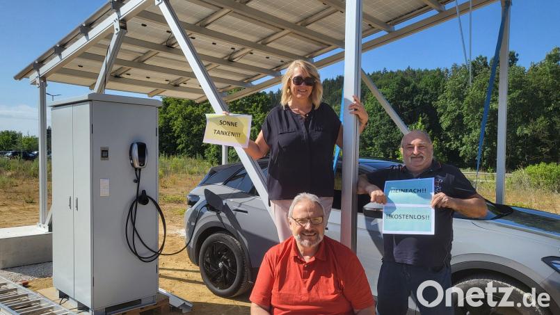 ZEN bringt Klimaschutz zum Anfassen: Der neue Solarcarport in Ensdorf ermöglicht das kostenlose Laden mit Sonnenstrom – rund um die Uhr, netzunabhängig und für alle zugänglich. Bild: Martin Kopp