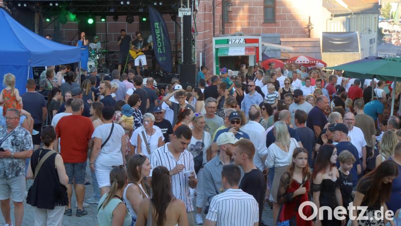 Noch war der Platz vor der Rathausbühne am Samstag durchdringbar. Später gab es so gut wie kein Durchkommen mehr. Bild: mfh