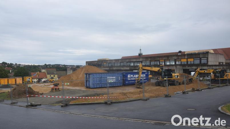Eine riesige Baustelle entsteht durch den Neubau der Grund- und Mittelschule Windischeschenbach. Gerade zur Kerschensteiner Straße hin (links) lassen sich Verkehrsbeeinträchtigungen nicht vermeiden. Bild: fz
