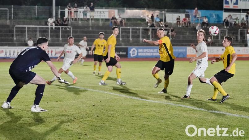 Unter Flutlicht gewann der FC Amberg im Abstiegsjahr gegen den späteren Landesliga-Meister Sturm Hauzenberg mit 3:1. Ein gutes Omen für die kommende Bezirksligasaison, wenn die Amberger ihre fünf Hinrunden-Heimspiele erst um 20 Uhr austragen? Archivbild: ref
