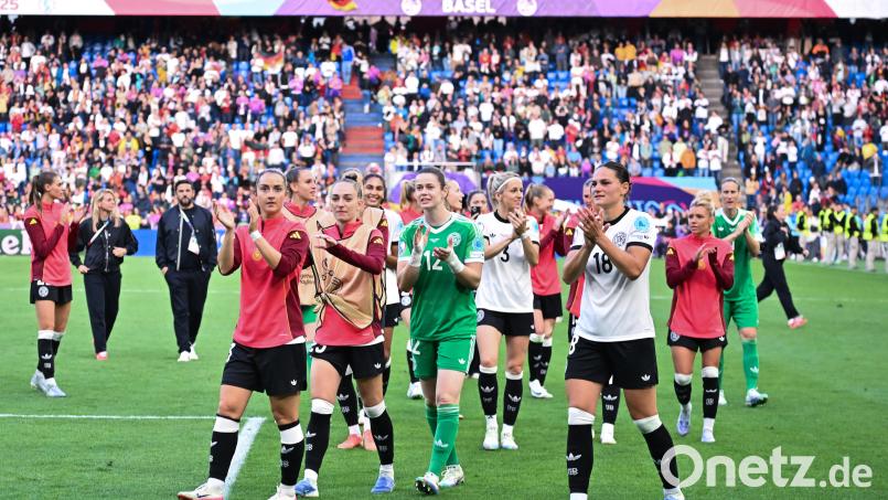 Die aus Ebermannsdorf (Landkreis Amberg-Sulzbach) stammende Sara Däbritz (links) kam auch gegen Dänemark nicht zum Einsatz. Mit ihrer Erfahrung ist sie auch als Ergänzungsspielerin wichtig für die DFB-Frauen. Bild: Sebastian Christoph Gollnow/dpa