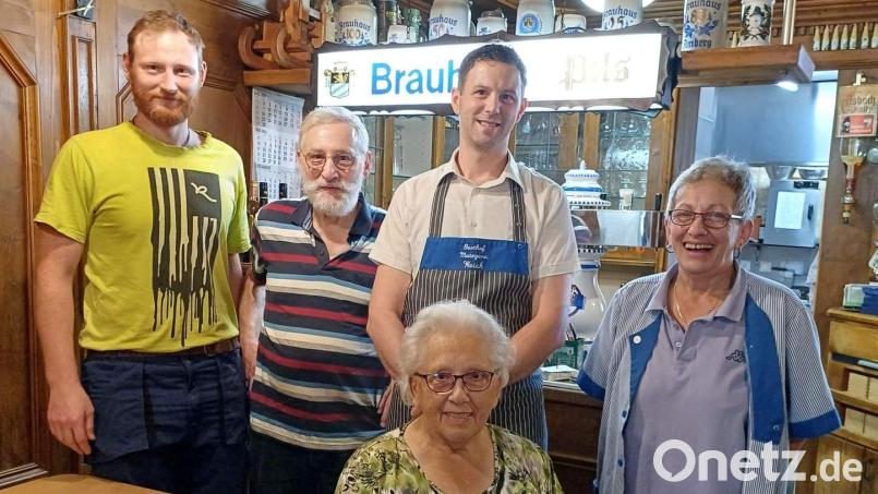 Sie feiern 125 Jahre Gasthof Weich: Josef Weich, Hans Weich (Junior), Sebastian Weich, Christina Kügler (von links) sowie Senior-Chefin Margarete Weich. Bild: u