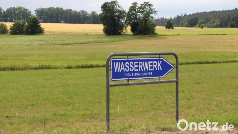 Das Hinweisschild am Wasserwerk muss nun verändert werden, mit dem neuen Hinweis: &quot;Wasserwerk der Sigras-Gruppe&quot;. Bild: gru