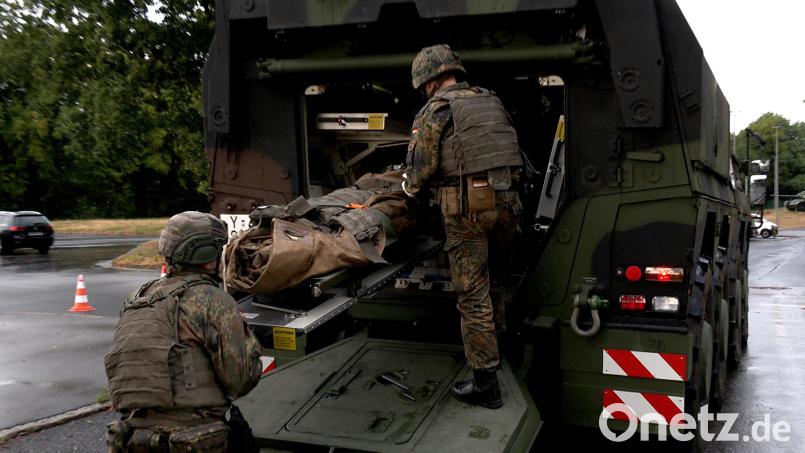 Der &quot;Rettungswagen&quot; ist hier ein geschütztes Fahrzeug vom Typ Boxer. Nach der Erstversorgung wird der Verletzte auf einer Trage ins Fahrzeug geschoben und abtransportiert. Bild: hbe