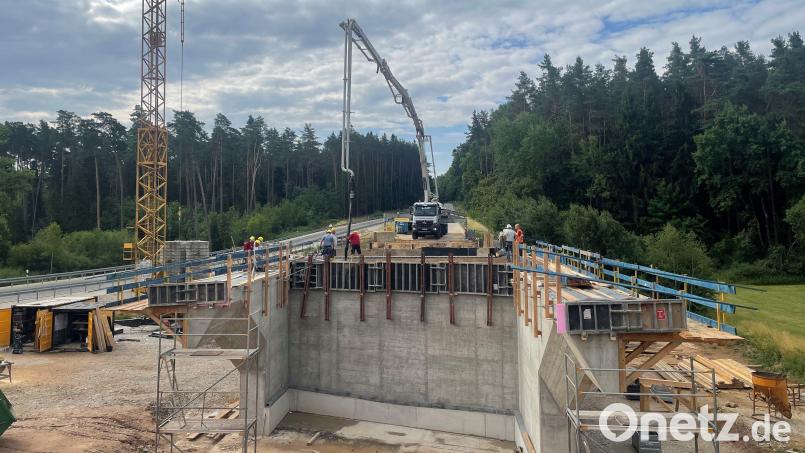 Das Wetter ist günstig für die Betonierer. Aus diesem Grund schreitet der Bau der neuen Brücke &quot;Wolfsgraben&quot; an der Bundesstraße 85 bei Sulzach-Rosenberg in einem enormen Tempo voran. Bild: Stefan Noll