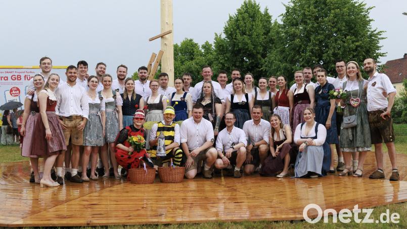 Das Gruppenfoto der Schnaittenbacher Kirwapaare Bild: David Graf