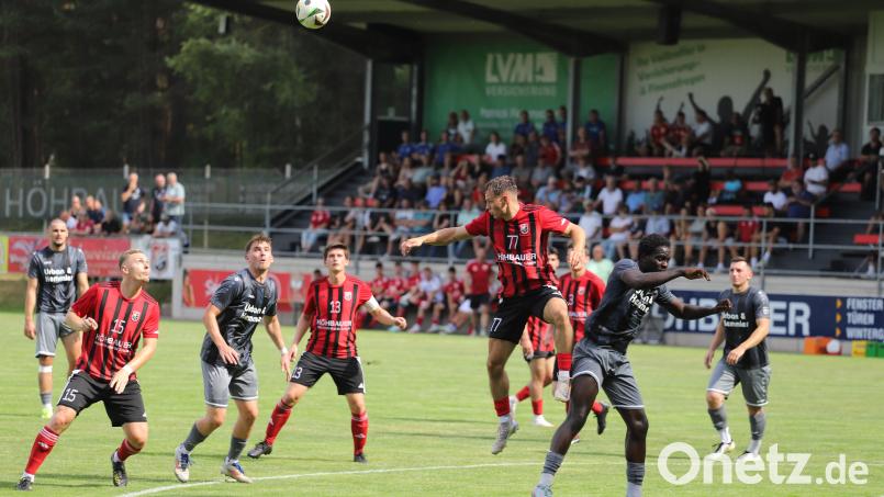 Julian Kiener (Mitte) und der SC Luhe Wildenau treffen im letzten Testspiel vor Saisonbeginn auf den ASV Cham. Archivbild: war