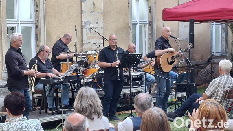 Die Musiker um Sänger Jürgen Zach (am Mikrofon) begeisterten mit ihren Songs Bild: tra