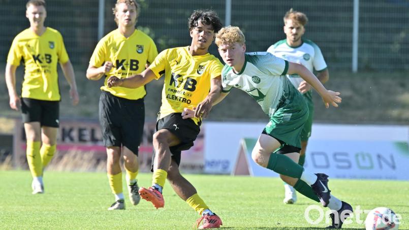 Vor dem Start in die Bezirksliga-Saison testet der FC Amberg (gelbe Trikots) am Samstag im letzten Vorbereitungsspiel gegen den ASV Burglengenfeld. Archivbild: Hubert Ziegler