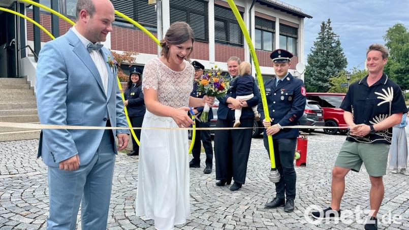Der Weg ist nun frei für ein gemeinsames Leben. Marco Saller und Stefanie Rebhan freuen sich nach ihrer standesamtlichen Trauung über die Glückwünsche der Feuerwehr Oberwildenau. Bild: Gabi Schönberger