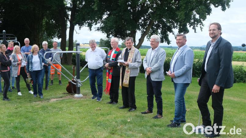 Zahlreiche Gäste waren bei der Segnung des Pumptracks und der Outdoor-Fitnessgeräte auf dem Sportgelände an der Plößberger Straße mit dabei. Bild: Fred Lehner