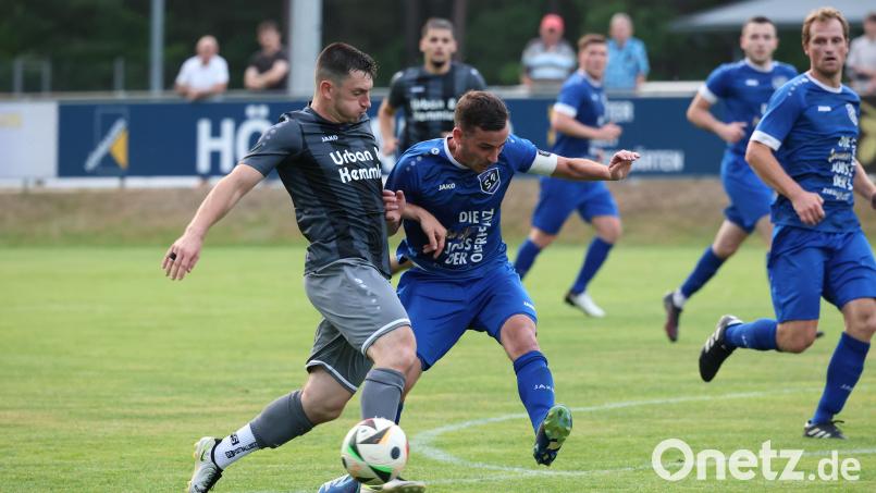 Patryk Bytomski (links, Szene aus einem früheren Spiel) steuerte zwei Treffer beim 3:0 der SpVgg SV Weiden gegen den TSV Waldershof bei. Archivbild: Dieter Jäschke