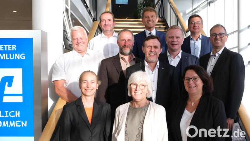 Bild v.l.n.r.: 1. Reihe: Ulrike Pongratz, Hildegard Mutzbauer, Gisela Schneider, 2. Reihe: Bernhard Schöppl, Jürgen Bodendörfer, Dieter Heldrich, Martin Sachsenhauser, Martin Deubzer, 3. Reihe: Klaus Herdegen, Andreas Reindl, Markus Graf. Bild: Thomas Retzer/VR Bank Amberg-Sulzbach