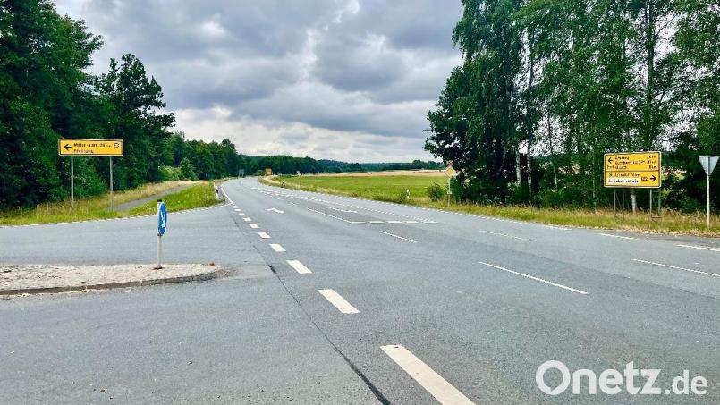 Bürgermeister Uwe König will an der Kreuzung B 299 und Ortseinfahrt Freihung, weiter bis zur Bushaltestelle bei der Abzweigung nach Vilsec, eine Geschwindigkeitsbegrenzung, weil immer wieder schwere Unfälle passieren. Bild: Gerhard Krones
