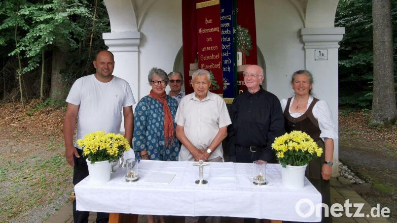 Der Ehrenvorsitzende des ehemaligen Heimatvereins &quot;Eisendorf und Umgebung&quot; Josef Hoffmann (Bildmitte) dankte (v.l.) dem zweiten Bürgermeister Thomas Kleber, Tochter Ute sowie Schwiegersohn und Fahnenträger Steve Macintosh als auch (v.r.) Elisabeth Würfl und Heimatpfarrer Monsignore G. Hettler für die Unterstützung. Bild: gz