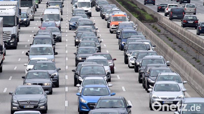 Die Autobahn wurde nach den Unfällen zunächst komplett gesperrt. Symbolbild: Jürgen Mahnke/dpa