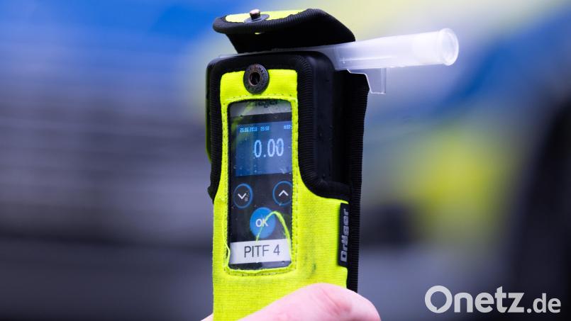 Im Vorraum eines Lebensmittel-Discounters in Amberg lege sich eine 43-Jährige schlafen. Die Polizeistreife nahm die Frau in Gewahrsam. Ein Atemalkoholmessgerät zeigte bei ihr rund 3,75 Promille an. Symbolbild: Soeren Stache