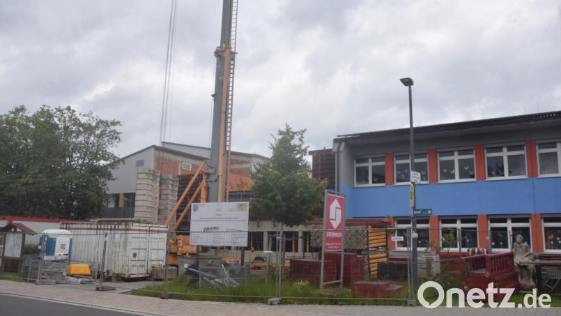 Vorne von der Ortsdurchfahrt aus gesehen ist ein Teil der Erweiterung der Grundschule Bechtsrieth zu sehen. In einem Jahr soll die Großbaustelle abgeschlossen sein. Bild: fz