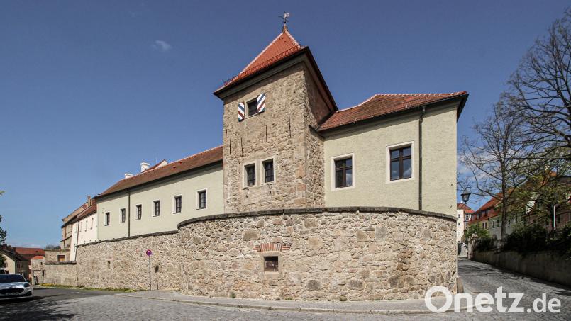 Blick auf die Südfassade der &quot;Alten Canzley&quot; in Neunburg vorm Wald mit integriertem Burgbefestigungsturm und vorgelagerter Zwingeranlage. Für die Sanierung des historischen Gebäudes erhielten die Architekten Sarah Fleischmann und Johannes Steidl den Denkmalpreis des Bezirks Oberpfalz. Bild: Johannes Steidl