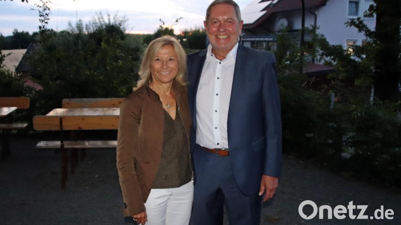 Der erneut einstimmig als Bürgermeisterkandidat nominierte Amtsinhaber Joachim Neuß mit seiner Ehefrau Christina. Bild: jma