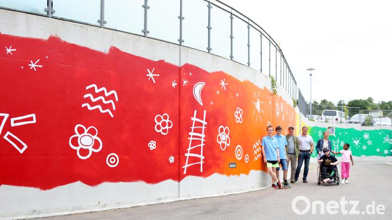 Künstler Harald Beierl (Dritter von links) übergab am Dienstag offiziell sein farbenfrohes Kunstwerk an der Mauer des Kinder- und Jugendwohnens „Am Kleefeld“ im Heilpädagogischen Zentrum (HPZ) Irchenrieth. Bild: Stephan Landgraf