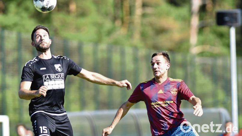 Florian Träger (rechts) trug jahrelang das Trikot der SV Grafenwöhr. Bei der SpVgg Trabitz trifft der defensive Mittelfeldspieler auf mehrere ehemalige Teamkollegen. Archivbild: Alfred Schwarzmeier