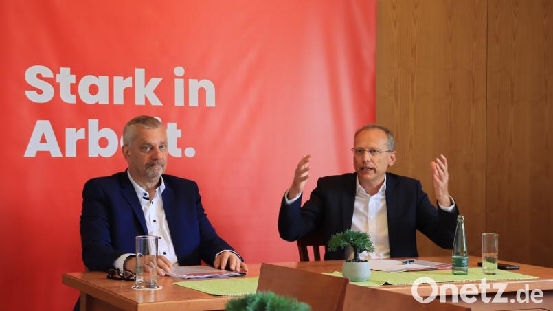 DGB-Landesvorsitzender Bernhard Stiedl (rechts) und Peter Hofmann, DGB-Regionssekretär in Weiden. Bild: olr