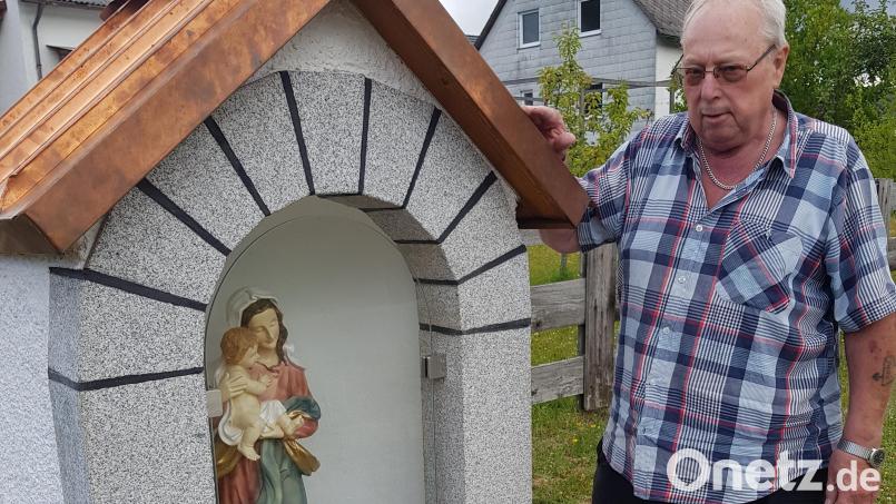 Willi Kraus hat zum Dank an überstandene Krankheiten und Krankenhausaufenthalte in Boxdorf eine Mariengrotte gestiftet. In der Grotte steht eine barocke Madonna mit dem Jesuskind. Bild: Benkhardt