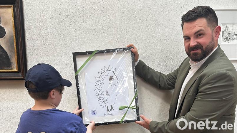 Bürgermeister Sebastian Giering (rechts) mit Aaron und „Herrn Igel“. Bild: Ramona Herrmann