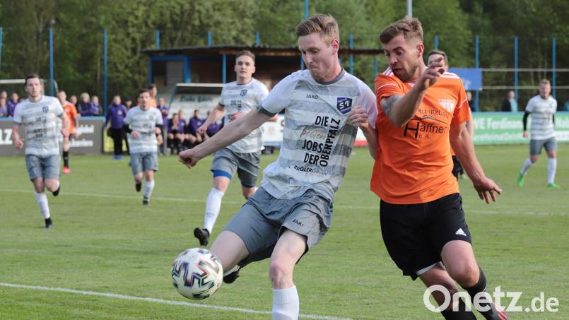 2023 gab es noch Duelle auf Augenhöhe zwischen Detag Wernberg und dem SV Etzenricht. Während der SV den Aufstieg in die Landesliga feierte strebt der TSV Detag als Kreisligist im nächsten Anlauf das Zurück in die Bezirksliga an. Hier eine Szene aus dem letzten Treffen um Punkte mit Tom Paul am Ball. Bild: Rudolf Walberer