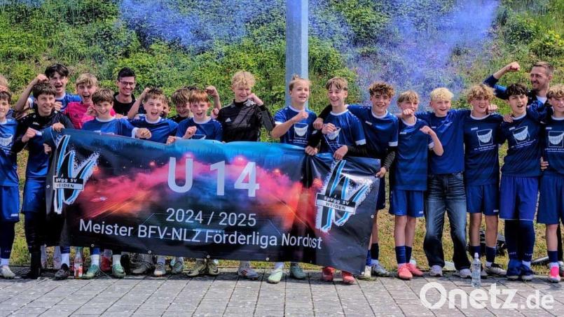 Die U14-Mannschaft der SpVgg SV Weiden hat zuletzt die Meisterschaft in der Förderliga gewonnen. Die talentierten Kicker werden kommende Saison als C-Junioren in der Bayernliga Nord an den Start gehen. Bild: Oliver Eckl