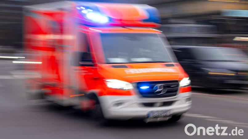 Der Mann kam mit einem Rettungshubschrauber, die Frau mit einem Rettungswagen ins Krankenhaus. (Symbolbild) Bild: Monika Skolimowska/dpa