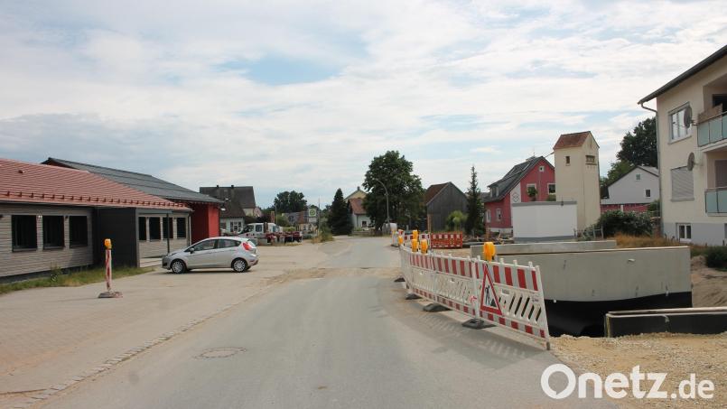 Aufwendiger als geplant muss die Zufahrt zum Haus Parksteiner Straße 3 (rechts) in Schwarzenbach ausgeführt werden. Das Grundwasseraufkommen entlang der Straße verzögert und verteuert die Bauarbeiten weiter. Bild: Bernhard Piegsa