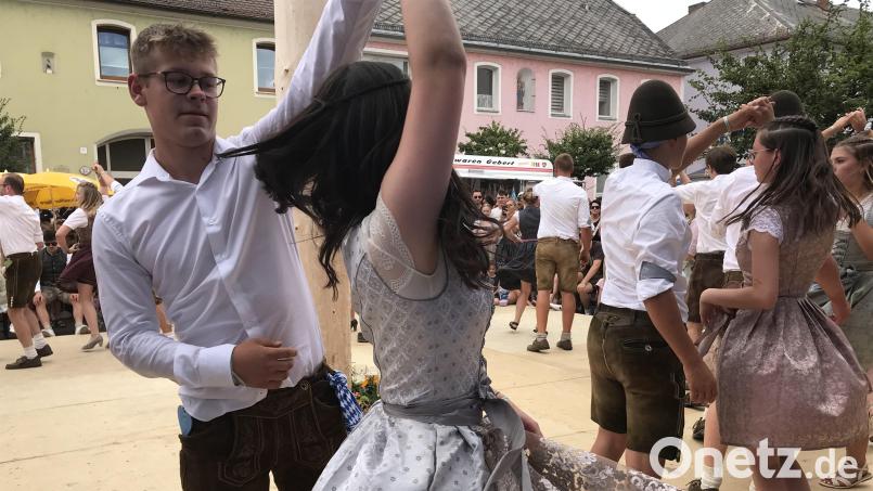 Beim Tanz um den Kirwabaum beim Marktfest in Hahnbach fliegen auch heuer wieder die Röcke. Archivbild: mma