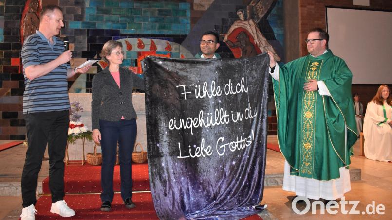 Kaplan Raveendra Reddy Ponnapati wurde am Samstag in der Friedenskirche Grafenwöhr offiziell verabschiedet. &quot;Fühle dich immer eingehüllt in die Liebe Gottes&quot;, sagte Sephan Wolf (links). Dank sagten unter anderem auch Pfarrer Daniel Fenk (rechts) und Gemeindereferentin Christine Gößl. Bild: rgr
