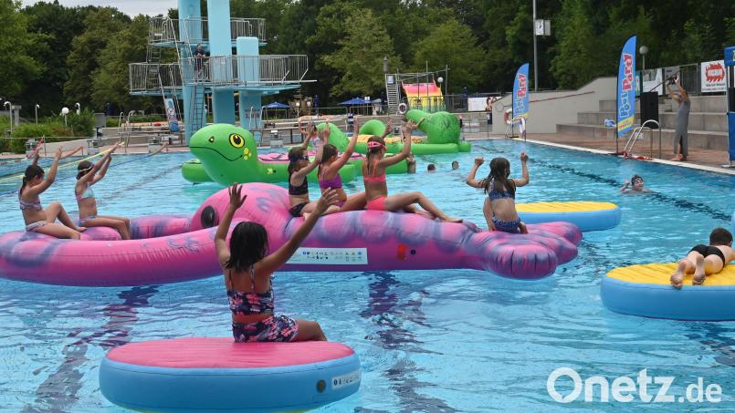 Gut drei Dutzend Kinder hatten am Samstag ihren Spaß bei der Pool-Party im Hockermühlbad, tummelten sich auf den schwimmenden Großspielgeräten oder wetteifernden bei Geschicklichkeitsspielen im Wasser oder auf der Spielwiese. Bild: gf