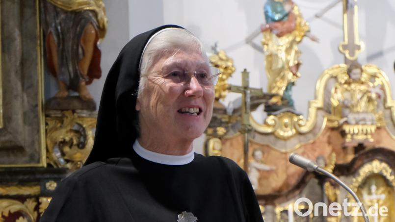 Schwester Ellen bei ihren Erzählungen und Schilderungen über ihre Arbeit als Ordensfrau, Ärztin und Missionarin. Bild: Fred Lehner