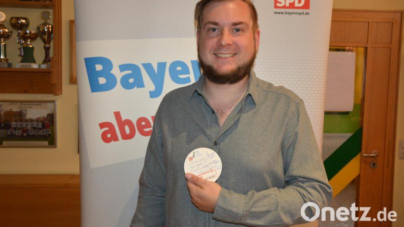 Einstimmig wurde Jonas Prauschke zum Bürgermeisterkandidat der SPD Tirschenreuth gekürt. Seine Notizen für die Bewerbungsrede hatte der 32-Jährige auf einem Bierdeckel notiert. Bild: jr