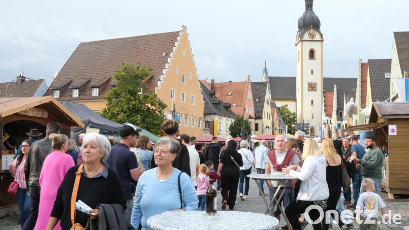 In den Abendstunden füllt sich der Marktplatz. Das 23. Schwandorfer Bürgerfest zieht die Menschen aus nah und fern an. Bild: Hirsch