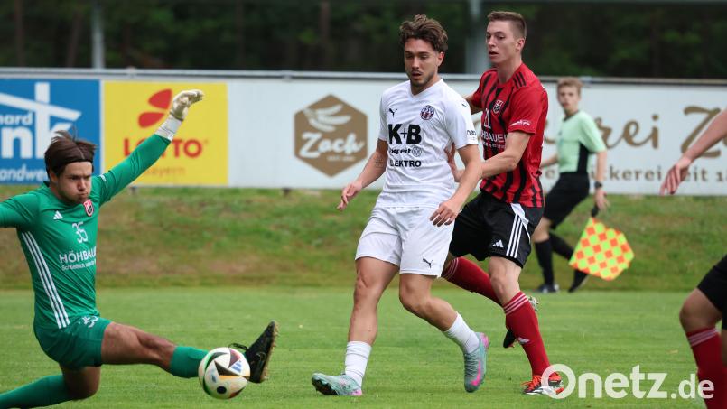SC-Torwart Max Baierl und Maximilian Hiltl (rechts) wollen Yannick Frey vom ASV Cham am Torerfolg hindern. Bild: Dieter Jäschke