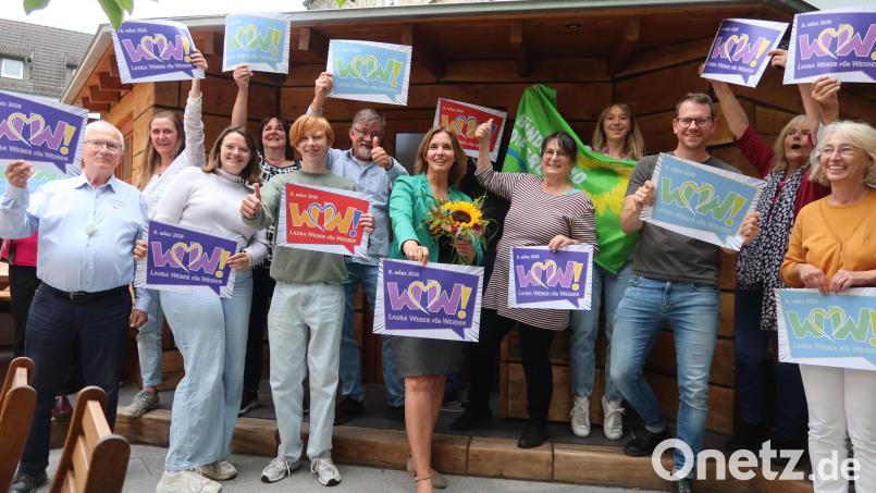 Grünen-Oberbürgermeisterkandidatin Laura Weber (Mitte mit Sonnenblume) lässt sich von ihren Parteifreunden feiern. Bild: Kunz
