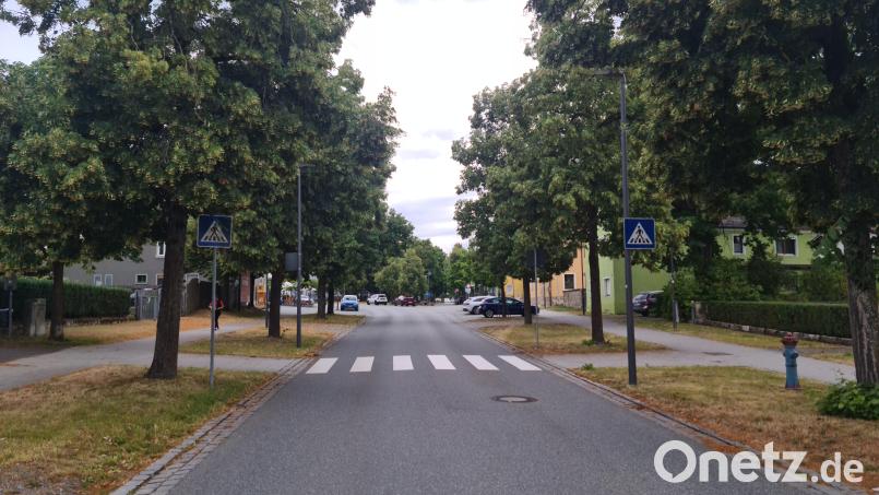 Querungshilfen und Fußgängerüberwege, wie hier in der Alten Amberger Straße, könnten bald anders beleuchtet werden. Bild: sne