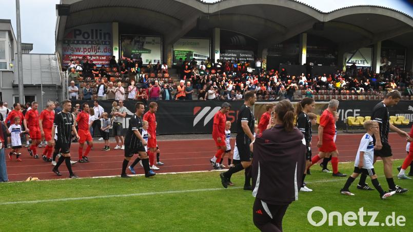 Die Amberg Allstars (dunkle Trikots) traten am Freitag im Benefiz-Spiel gegen eine Ü45-Mannschaft des FC Bayern München (rote Trikots) an. Bild: gf