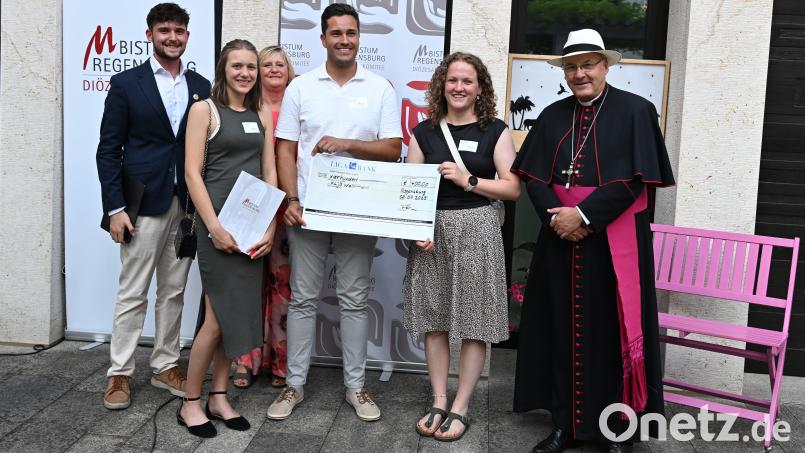 Einen Scheck über 400 Euro erhält die KLJB Waldthurn für den Jugendraum des Waldthurner Pfarrheims. Mit im Bild: Die Waldthurner KLJB-Vorsitzende Dorothee Pleyer (Zweite von rechts) Bild: Irmgard Hilmer
