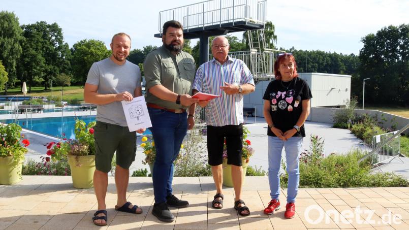 Über 600 Unterschriften werden an Bürgermeister Stefan Frank übergeben: (von links) `Christian Weiss (FDP-Stadtratsmitglied), Bürgermeister Stefan Frank, Hans-Jürgen Reitzenstein (regelmäßiger Badbesucher), Anke Kaltenbach (Kiosk-Betreiberin im Waldbad). Bild: mfh