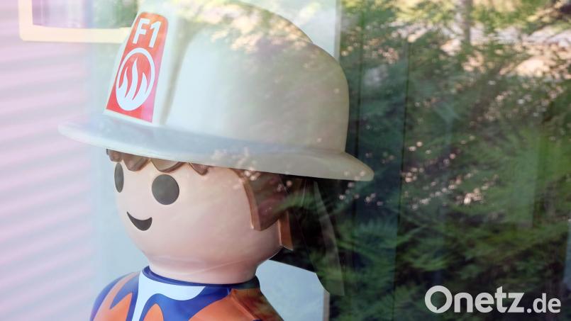 Die überdimensionierte Playmobil-Figur &quot;Löschi&quot; wartet schon im Eingangsbereich des Eschenbacher Feuerwehr-Gerätehauses auf die Kids. Bild: do