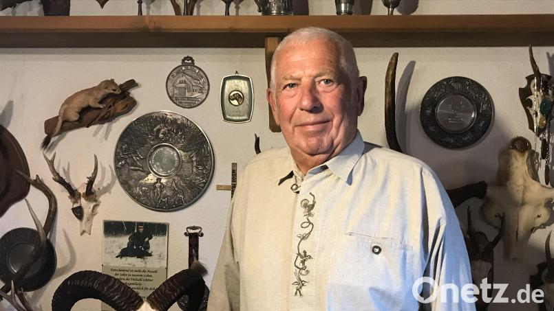 Franz Erras freut sich über viele Auszeichnungen und Jagdbeuten. Am 28. Juli feiert er 80. Geburtstag. Bild: mma