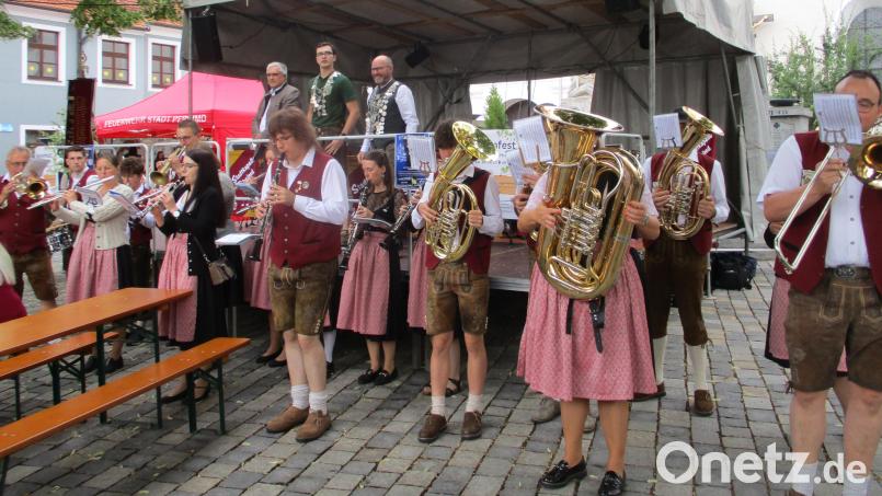 Bürgermeister -Richard Tischler und die Würdenträger der Stadtschützen eröffnen das Bürgerfest. Bild: bnr