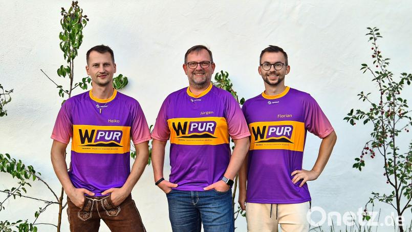 Die Initiatoren und Vorsitzenden von &quot;Waldershof Pur&quot; haben sich schon in Schale geworfen: Für ihren ersten öffentlichen Auftritt haben (von links) Heiko Marx, Jürgen Ranft und Florian Dick Trikots entworfen. Bild: Torsten Ernstberger/fph